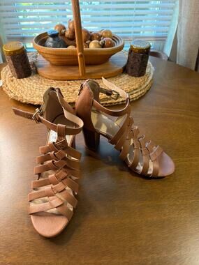 XoXo NWT Brown cage heels 6.5 514